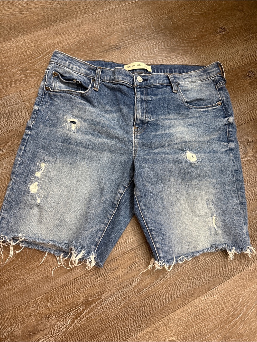 GAP women Best Girlfriend 32r Distressed Denim Jean Shorts - Medium Blue
